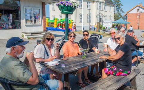 Folk koste seg i varmen under årets gatefrokost i Lunde. Vi kan ikke klage på været nå, mente denne gjengen.