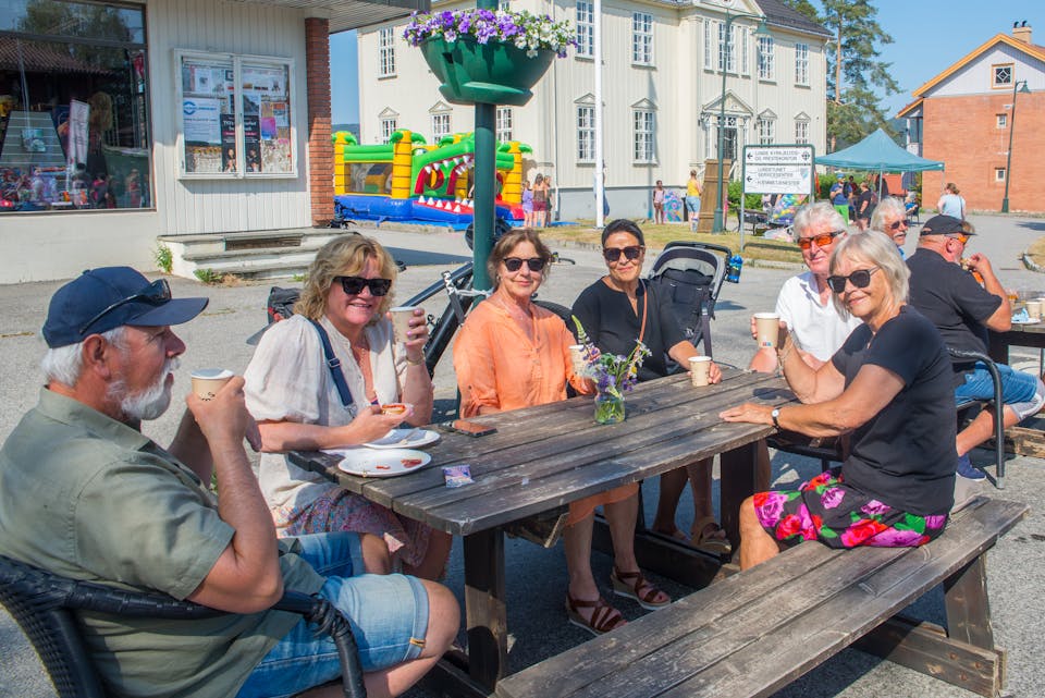 Folk koste seg i varmen under årets gatefrokost i Lunde. Vi kan ikke klage på været nå, mente denne gjengen.