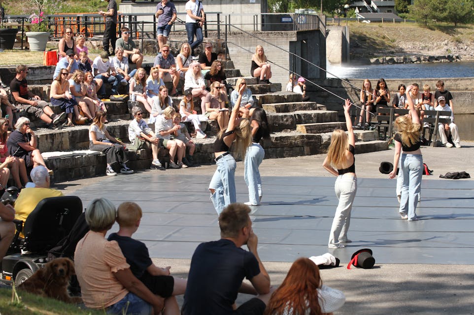 Festivalforestillingen som rundet av barnekulturfestivalen ViNK, trakk mange til Lunde sluseamfi på lørdag.
