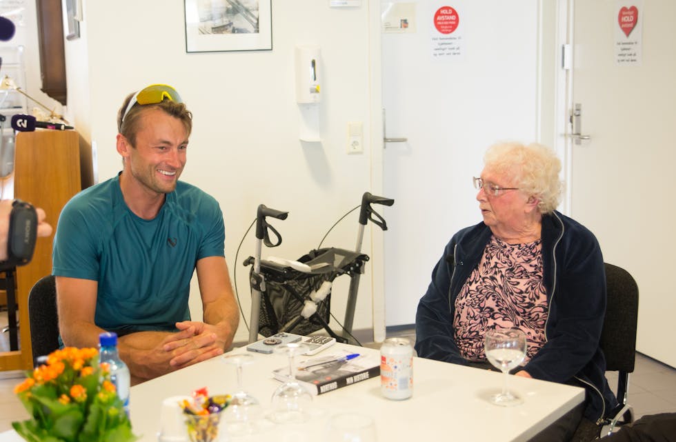 Det ble et meget gemyttlig møte, da Karen Lyng (105) fra Ulefoss, fikk besøk av selveste Petter Northug jr på sjukeheimen, i forkant av lørdagskveldens Kanalrenn. Karen er stor fan og mente Northug er favoritten til å vinne.