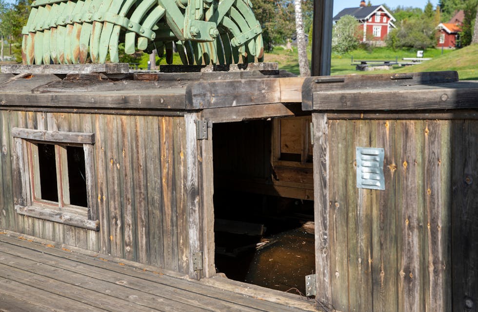 FULL AV VANN: Norges eldste anleggsmaskin står for tida full av vann.