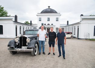 Kai Waal, sønnen Vetle og John Wallentin fra Nordic Packard Owners Club på Ulefos Hovedgaard, tirsdag formiddag. Her ble flere Packard-modeller stilt opp denne dagen, og på bildet ser vi Aalls Packard fra 1934, som far og sønn Waal holder i stand. 