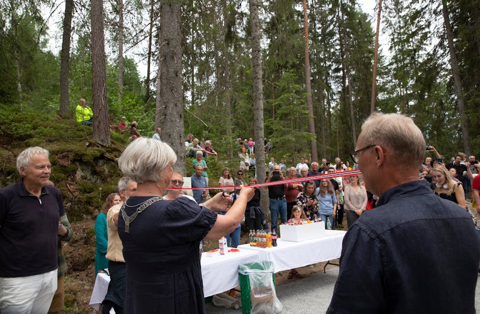 SNORKLIPPING: Ordfører Bjørg Tveito Lundefaret fikk æren av å klippe snora for den nye skulpturskogen. 