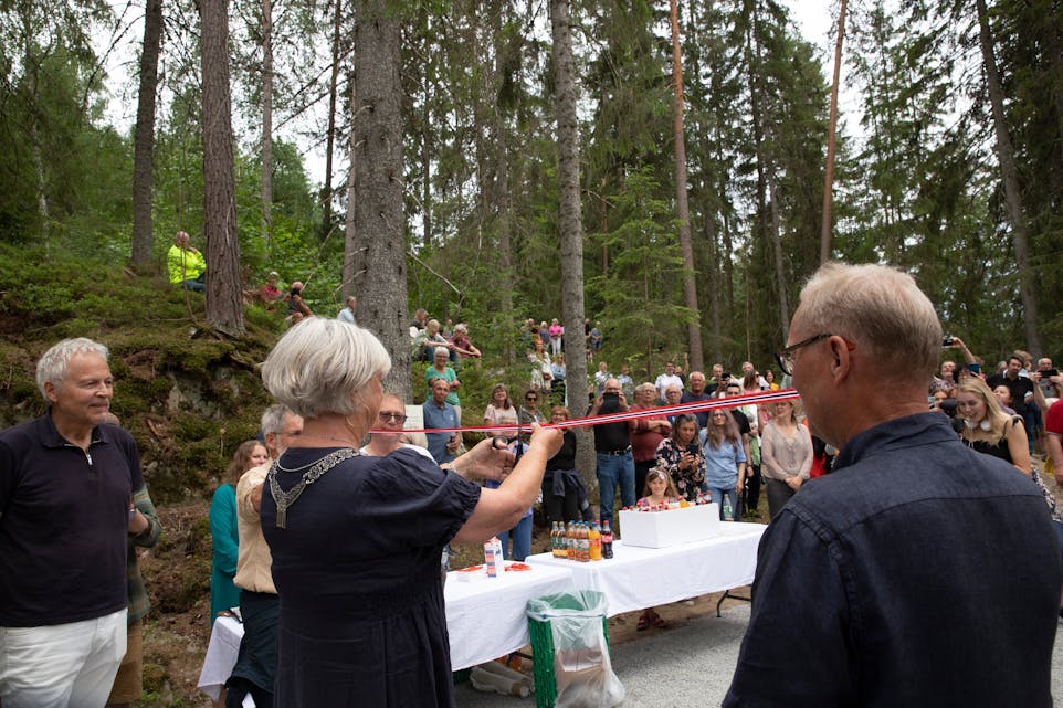 SNORKLIPPING: Ordfører Bjørg Tveito Lundefaret fikk æren av å klippe snora for den nye skulpturskogen. 