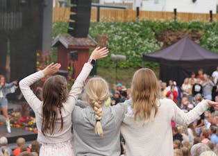 Årets store konsertshow, TV2s Sommerfest fra Telemark, på Lunde sluse, trakk et stort publikum på over 2000 onsdag kveld. 