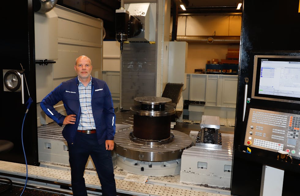 NYESTE INVESTERING: Produksjonssjef Bjørnar Heimholt viser fram den nye fresemaskinen til 10 millioner.