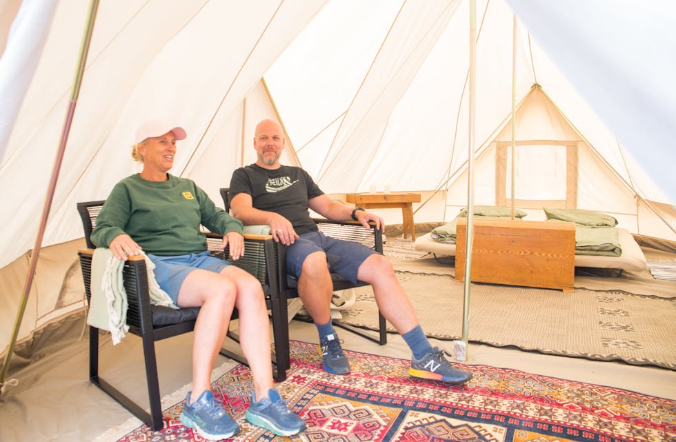 Her kan du booke overnatting. Anita og Tommy Øvsterud tilbyr glamping på Svenseid Alpakka, og rett ved teltet beiter dyrene.