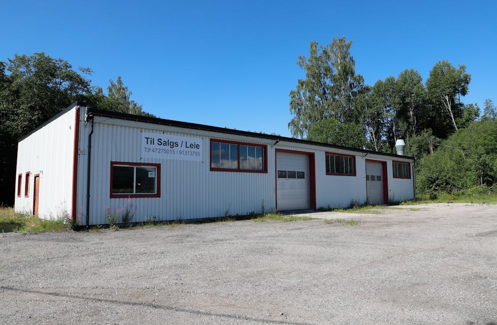 Næringsbygget vis-a-vis Lunde flyplass, har i mange år fungert som bilverksted, men nå ønsker eierne å selge.