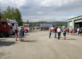 Mange tok en tur innom Slusevegen, lørdag ettermiddag. Her var nemlig 150 veteran-nyttekjøretøy stilt opp i forbindelse med arrangementet Vognmannen.
