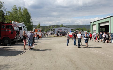 Mange tok en tur innom Slusevegen, lørdag ettermiddag. Her var nemlig 150 veteran-nyttekjøretøy stilt opp i forbindelse med arrangementet Vognmannen.