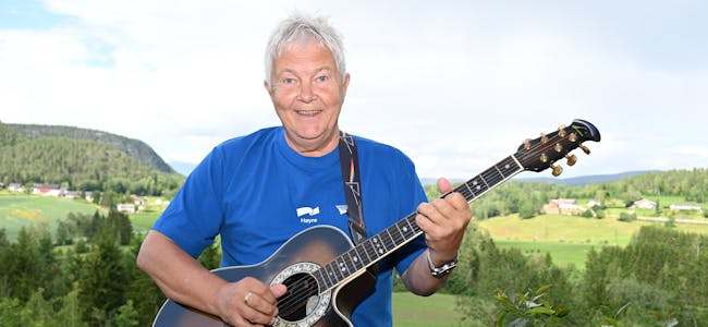 Stig Halfdan Kjeldal er toppkandidat for Nome Høyre. Han er også en musikkmann og tar gjerne fram en av sine mange gitarer om han har en ledig stund.