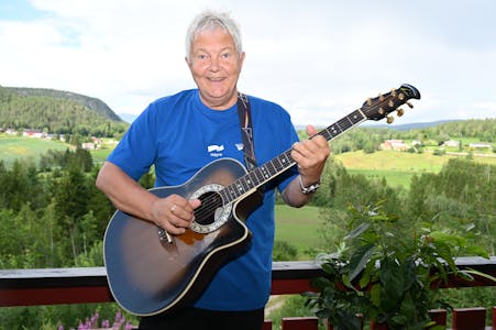 Stig Halfdan Kjeldal er toppkandidat for Nome Høyre. Han er også en musikkmann og tar gjerne fram en av sine mange gitarer om han har en ledig stund.