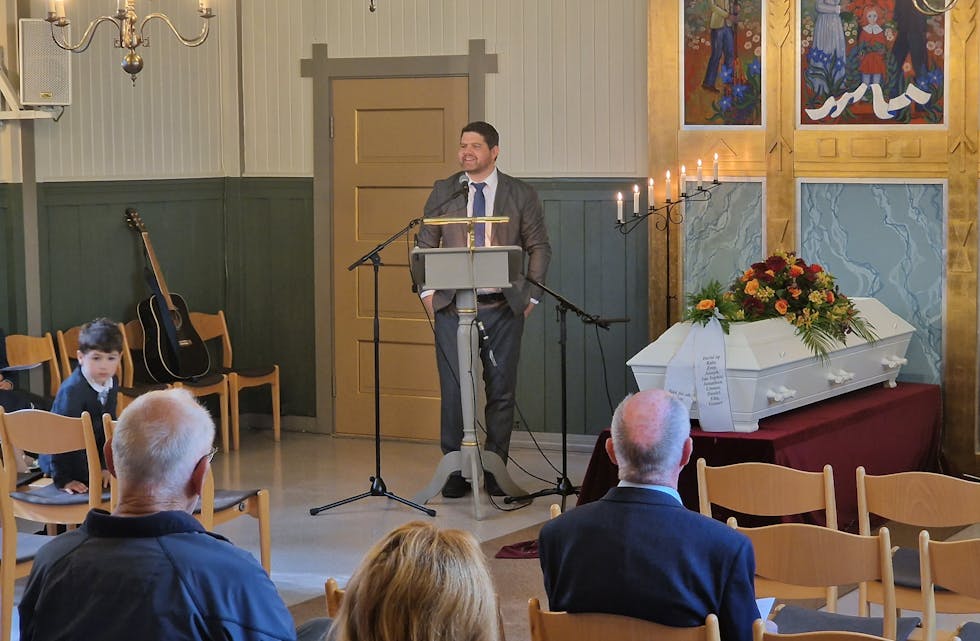 Rolf Bertelsens venn og nærmeste pårørende David Isaksen ledet seremonien i Krongborg kapell.