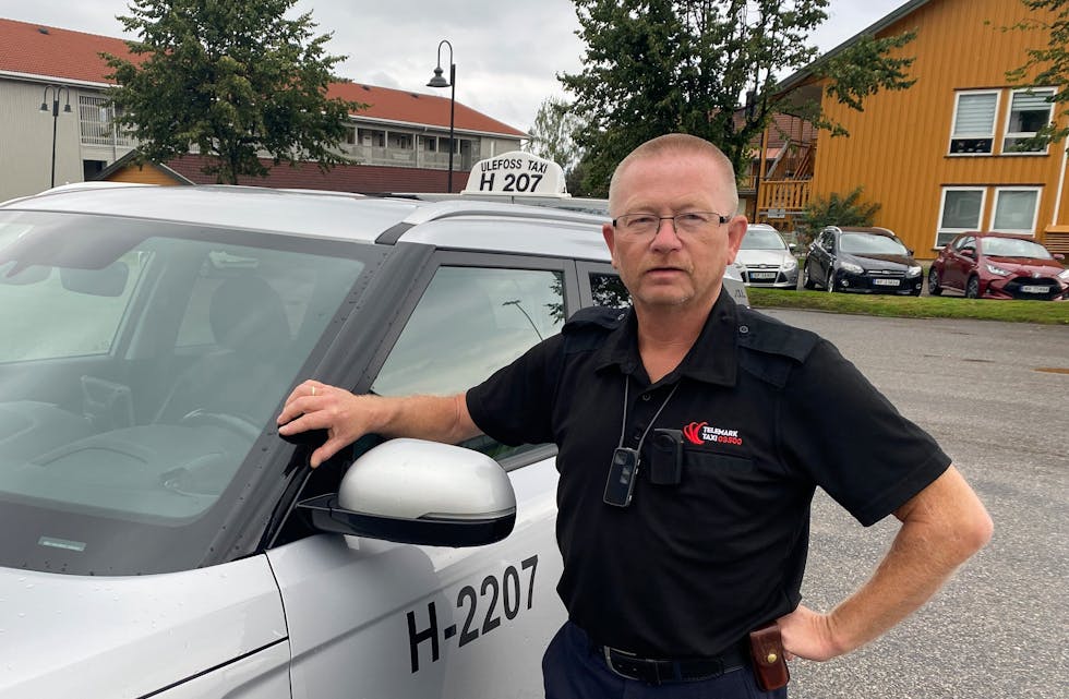 Dag-Jarle Andersen og de andre sjåførene fra Ulefoss Taxi skal nå kjøre under ett nytt navn.