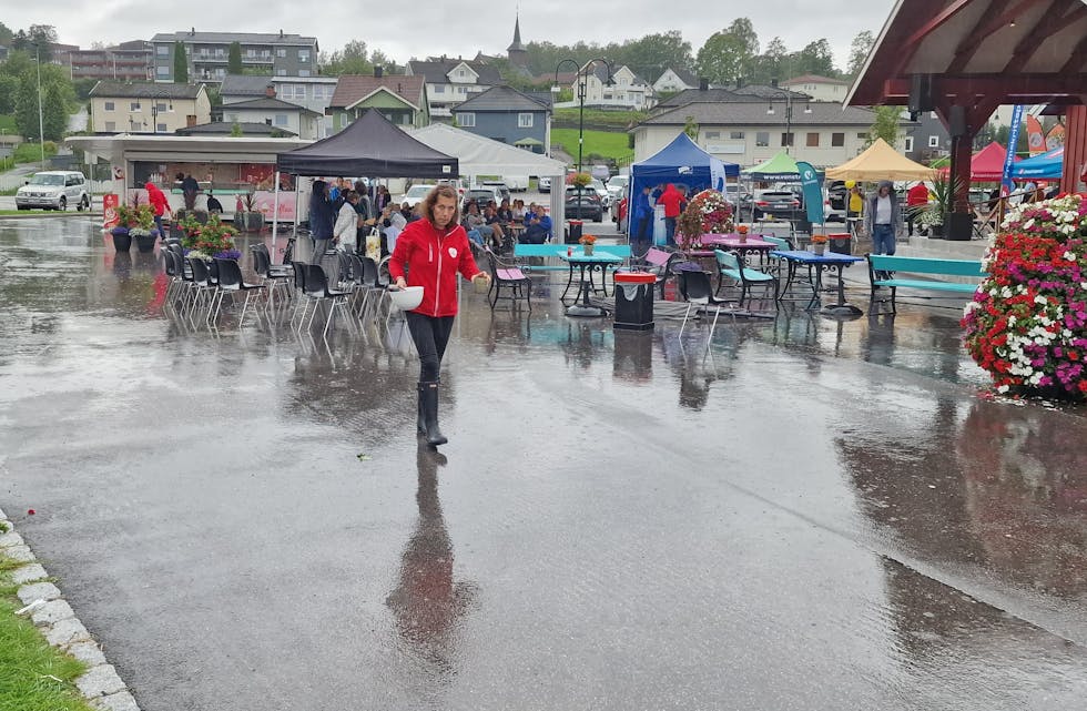 De fremmøtte på Ulefossdagene søkte dekning for regnværet under de mange teltene som var satt opp på torget
