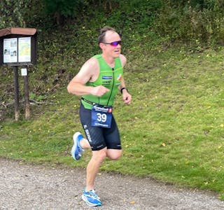Marius Lid ble beste lokale deltager på Lunde triathlon, med en femteplass. Her på vei inn til mål (foto: Lunde triathlon).