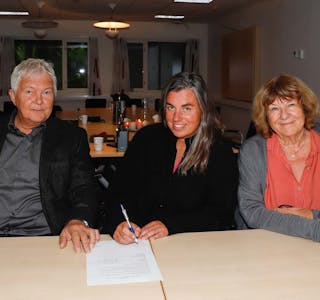ENIGE: Påtroppende varaordfører Stig H. Kjeldal (H), påtroppende ordfører Linda Thorstensen (AP) og MDG's Linda Hovland signerte samarbeidsavtalen mandag ettermiddag.