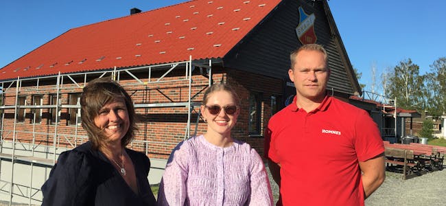 GLEDE: Fylkespolitiker Maja Foss Five, styreleder Ingvild Skoe og hovedstyremedlem Sindre Braathen gleder seg over at det  IL Skade er på  vei inn i det grønne skiftet med solcelleanlegg på klubbhuset.