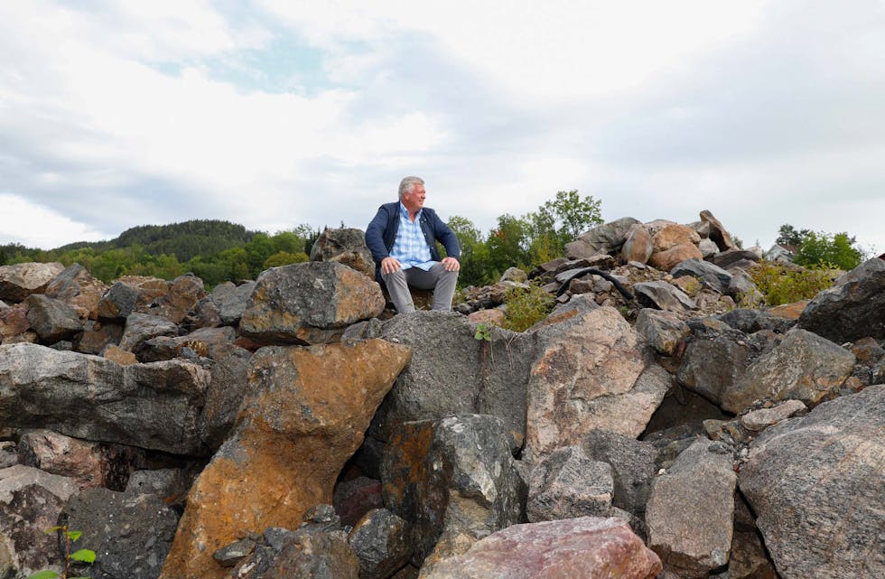 BRA UTSIKT: Store steinmasser har ligget lagret på Kaste i mange år i påvente av videre utfylling. - Tomtene får i allefall fin utsikt, sier styreleder i Nome Investeringsselskap, Kjell Arne Lunde, som håper å få igang ny aktivitet på næringsområdet.