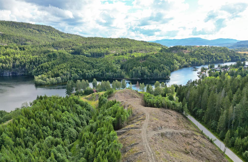 Skogryddingen av traseen Kaste-Stoadalen er stort sett ferdig, og det kan virke som arbeidet har stoppet opp, men snart blir det mer aktivitet igjen (dronefoto: Olav Heggenes, byggeleder VTFK). 