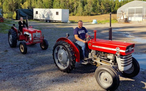 De nye eierne av Moen gård Olafur Lindgren Sigurdsson (25) og Victoria Bjune (24) har traktorene fra gårdens opprinnelse ute på luftetur.