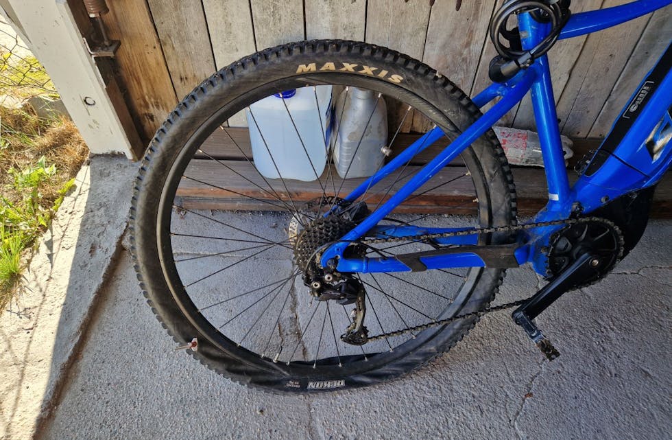 Dekkene på en nyere sykkel ble skjært opp med kniv utenfor Lundehallen. Det er satt inn en nøkkel for å vise kuttene (foto: privat). 