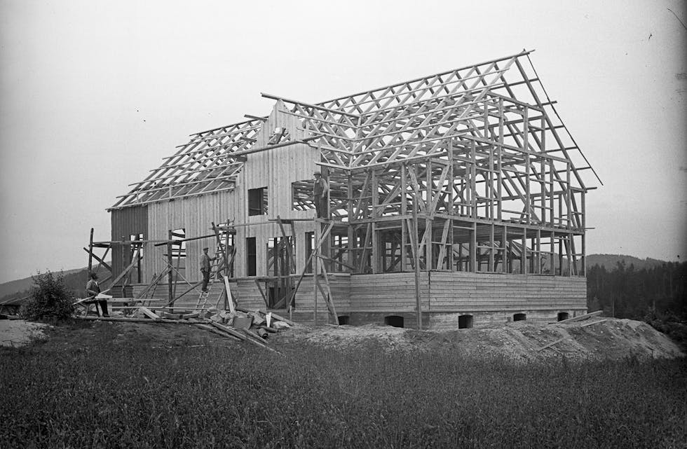 Slik så Solhaug ut under byggingen. Bygget stod ferdig 9. desember 1923 (foto: Lunde og Flåbygd menighet).