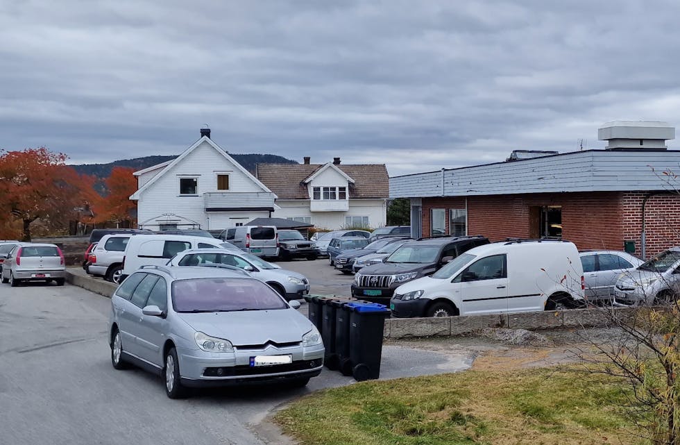 De tidligere bingo - og nærbutikklokalene ble for tre år siden tatt i bruk til  bruktbilforretningen Auto Nome AS. Nå er det behov for utvidelse, men driveren møter motstand fra nabolaget.
