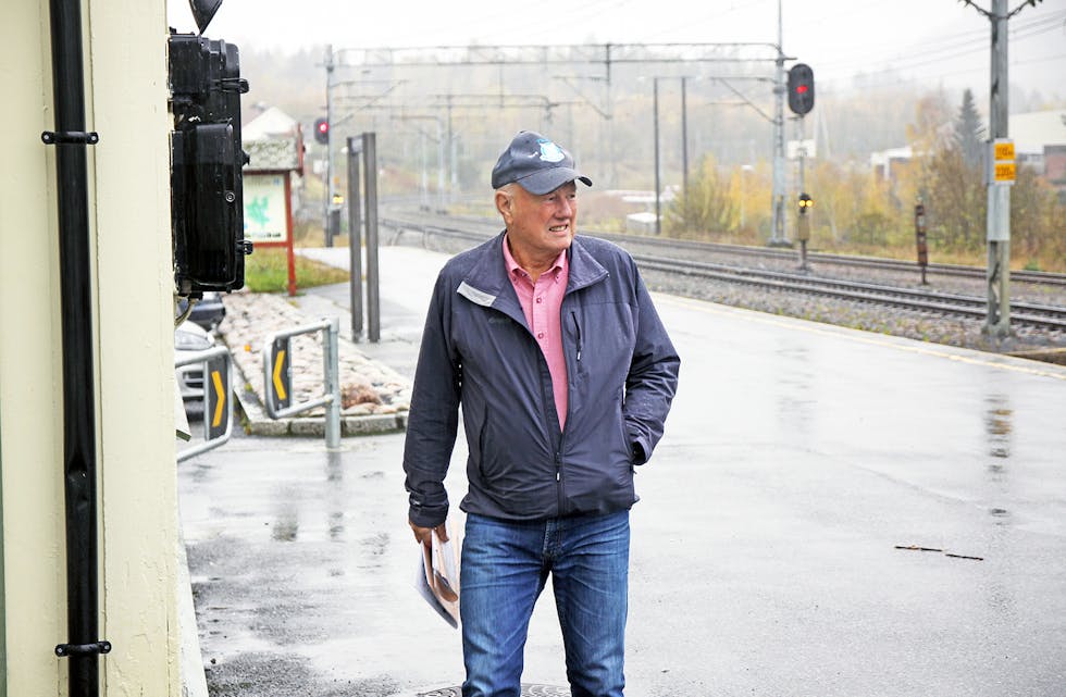 TILBAKESKRITT: Olav Ajer reagerer kraftig  på at det varsles færre togstopp på Lunde stasjon.