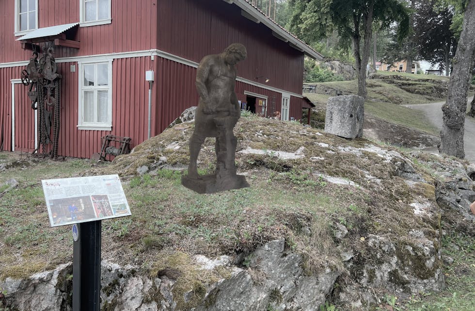 Slik kan det bli seende ut. Bildet illustrerer hvordan skulpturen er tenkt plassert i terrenget ved smia på Vrangfoss. 