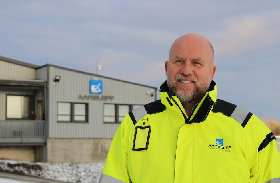 GÅR BRA: Daglig leder Lars Oddvar Aulesjord kan koste på seg et smil i visshet om at bedriften går bra.