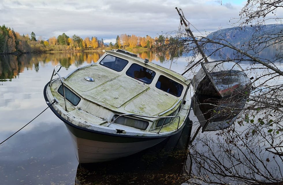 En sjark og en snekke ligger på grunn bortenfor Torsnes. Uten vei frem, er det svært vanskelig å få fjernet båtvrakene.  Foto: Rune Pedersen