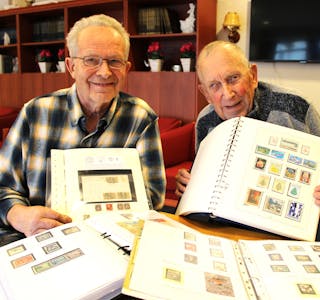 IVRIGE SAMLERE: Harald Nordh og Geir Haatveit har ikke tall på hvor mange frimerker de har samlet opp gjenom årene. 