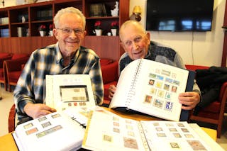 IVRIGE SAMLERE: Harald Nordh og Geir Haatveit har ikke tall på hvor mange frimerker de har samlet opp gjenom årene. 