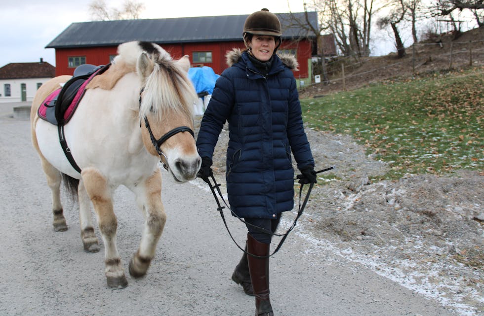 INTRUKTØR: Kristine Krogseter Ulrichsen har ansvaret for det nye rideskoletilbudet på Søve.