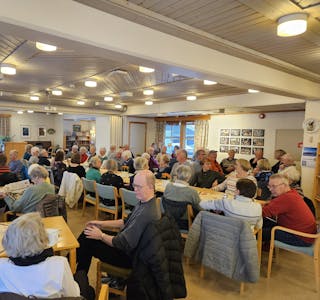 FOLKSOMT: Rundt 90 personer møtte fram til jubileumsfesten på Lundetunet.