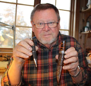 FLOTT HÅNDVERK: Nils Østensen lager både små bunadskniver og større kniver. Her viser han fram et par av dem.