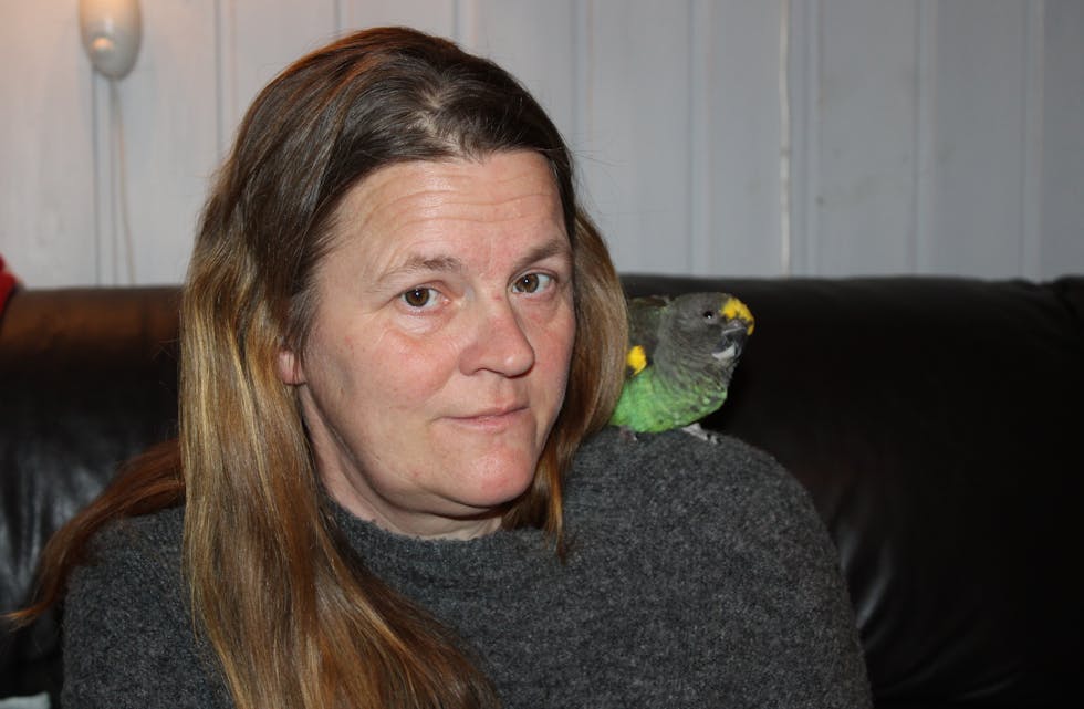 FAVORITTEN:- Det er koselig å ha fugler, dette er favoritten min, sier Annika Biseth  
 Vestgården.