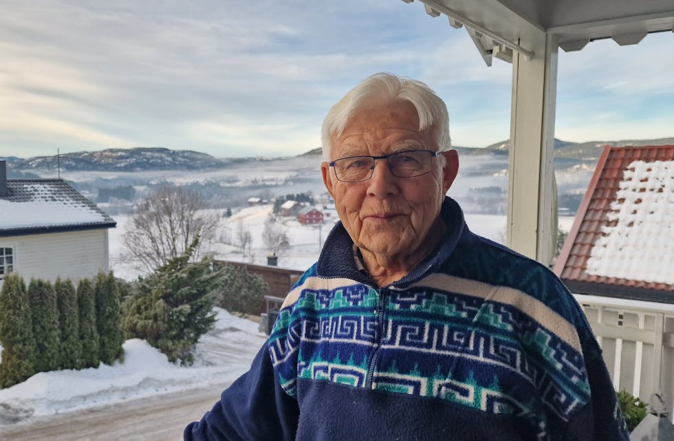 Fra sin bolig i Lunde kan Erik Sundbø se mot hjembygda Flåbygd. I denne artikkelen forteller han om da tyskerne tok seg til rette og påvirket livet i bygda, og om planene for en flyplass. 