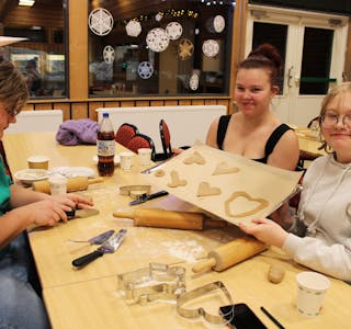 GØY: Oliver Kambestad Raudkleiv, Era Garvik og Rikke Kambestad Raudkleiv koste seg med å lage pepperkaker.