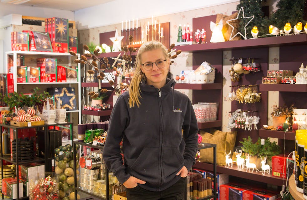 En undersøkelse Norstat har gjort for Kanalen, viser at folk vil handle mindre lokalt til jul i år. Men hos Stine Moen på Fargerike Lunde går handelen som normalt. 