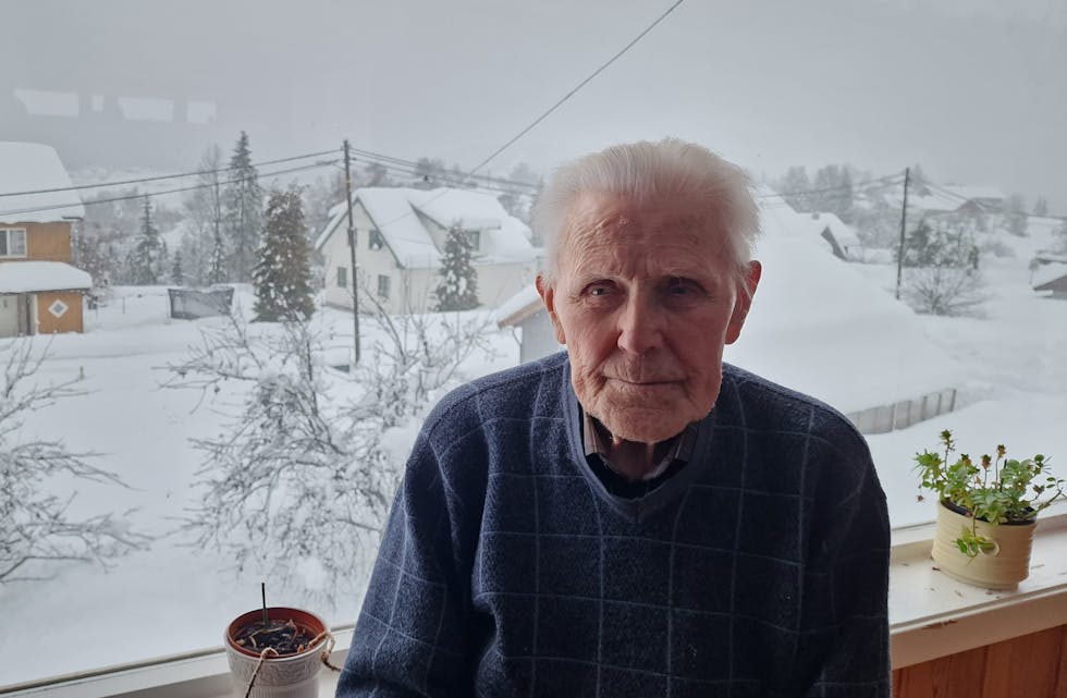 Olav Herregården skuer ut fra sitt vindu i Åsenveien i Lunde. I januar fyller "Mister korps" 101 år.