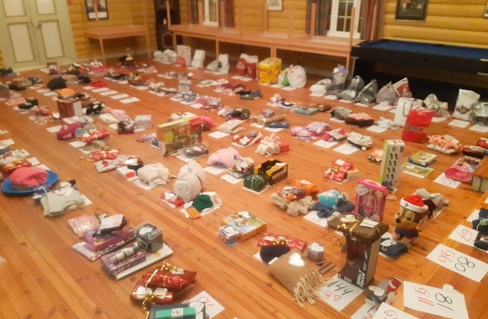 SORTERINGSJOBB: De måtte ta hele gulvet til hjelp, for å sortere og pakke alle julegavene på Røde Kors huset i helgen. (Foto: Røde Kors)