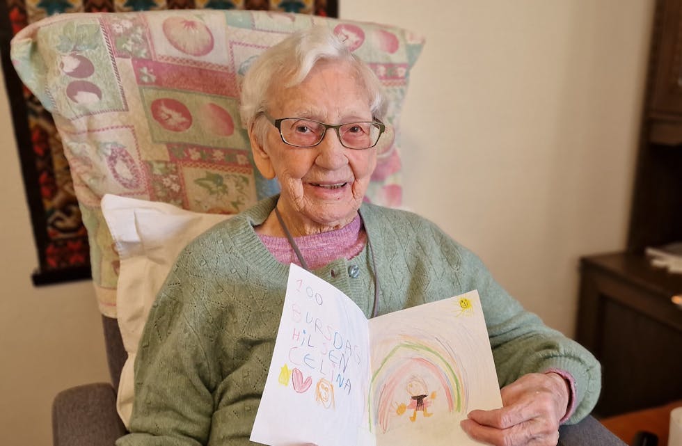 Mari Hauge Aaen ble 100 år 4 .januar. Hun takker ansatte på Bjervatun for 12 gode år som beboer.