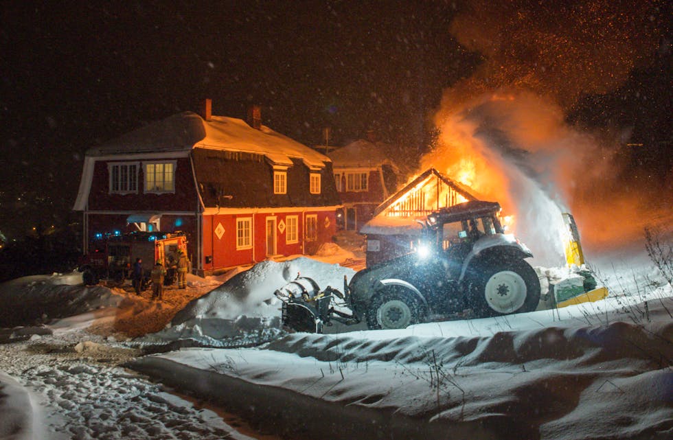 Snø ble en del av redningen da brannmannskapet fikk utfordringer med å finne tilkobling til vann under brannen første nyttårsdag. Nå ønsker brannsjefen seg flere brannhydranter over bakkenivå. 