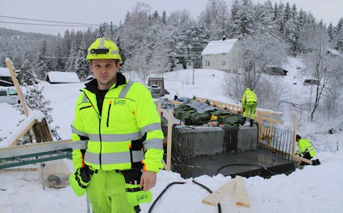 ER I RUTE: Eirik Skogli konstaterer at arbeidet med Elvang bru på Svenseid er i rute.