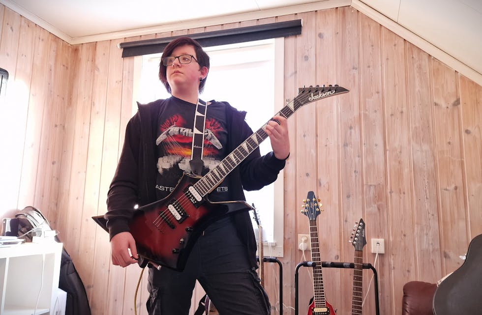 Henrik Edvard Sundstøl (13) er et musikktalent utenom det vanlige. Han har lært seg å spille gitar på halvannet år. Nå vil han starte band.