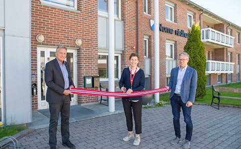NAVs kontorer på rådhuset ble åpnet i juni 2021. Nå er det vedtatt midlertidig stengt. Her Terje Tønnesen, Stine Brekka Skoland og Rune Engehult fra åpningen. 