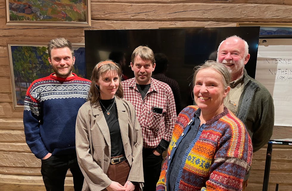 Sveinung Kjellemo (i midten), ble nylig valgt til ny leder i Telemark Bonde- og småbrukerlag. Fra venstre: Sondre Aasabn Katrine Kinn, Kjellemo, Regina Brajkovic og Per Helge Seltveit (foto: Tor Mølster Byggland). 