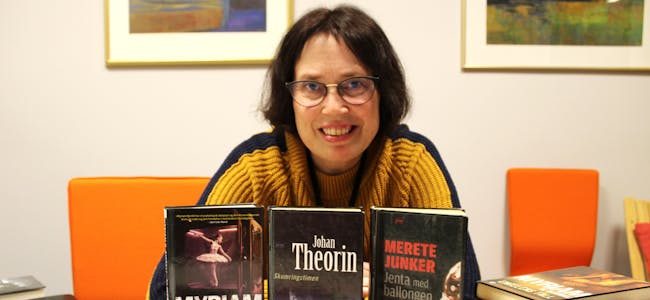 KRIMPÅSKE: Biblioteksjef Kristin Kleppo Grøndalen har plukket ut noen krimforfattere hun vil anbefale.